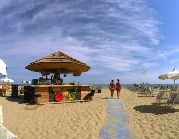 Sur la plage de Rimini pour se faire de nouveaux amis.